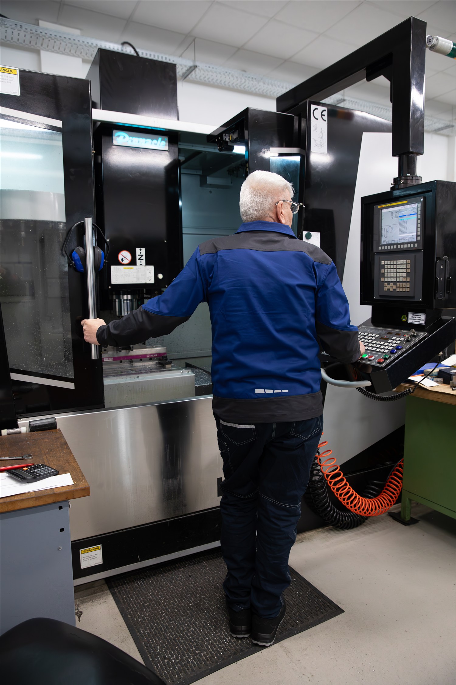 Оператор работи на CNC обработващ център