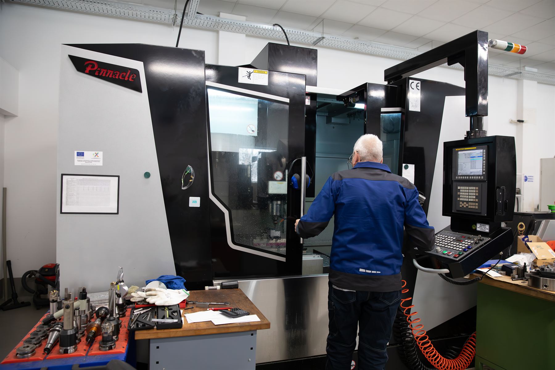 Оператор на CNC обработващ център в инструменталния цех